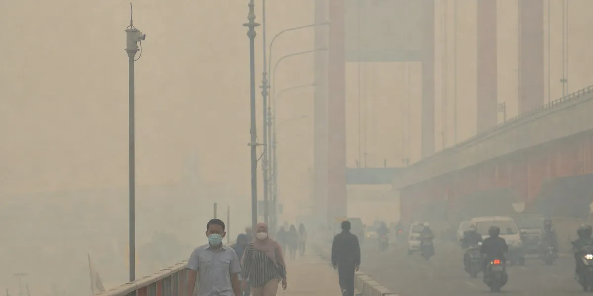 Indonezja planuje rozpylać suchy lód z samolotu w walce ze smogiem — The Guardian