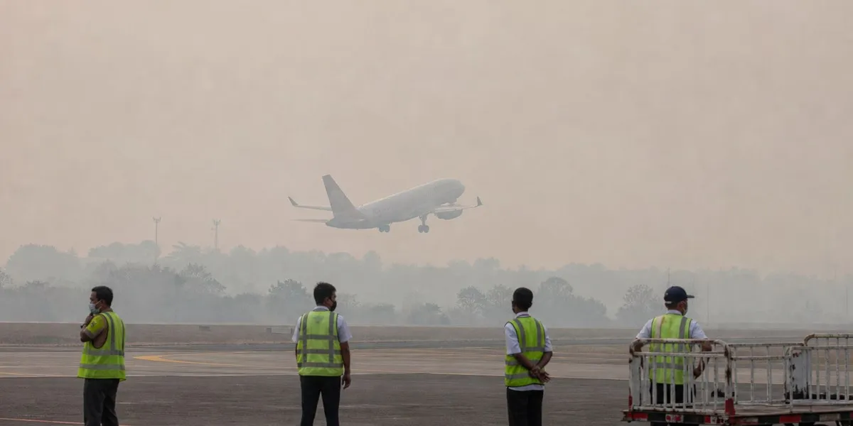 Dym z pożarów w Indonezji od ponad miesiąca spowija Malezję i Singapur — Dawn