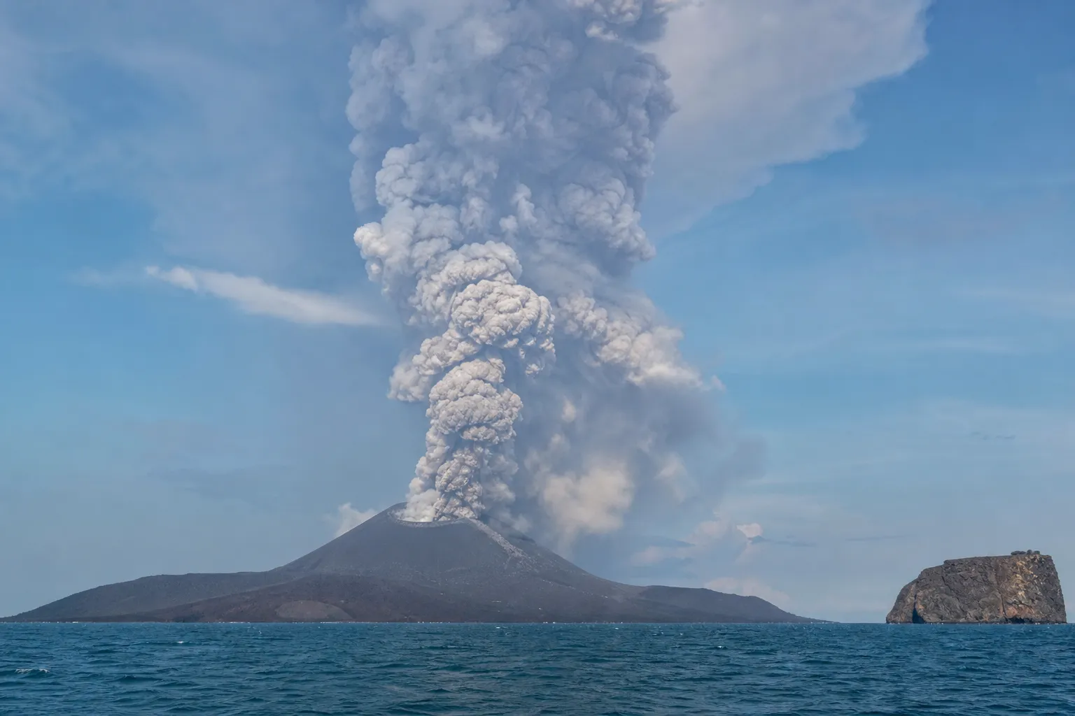Erupcja wulkanu w Indonezji wstrzymała pracę lotnisk — Euronews