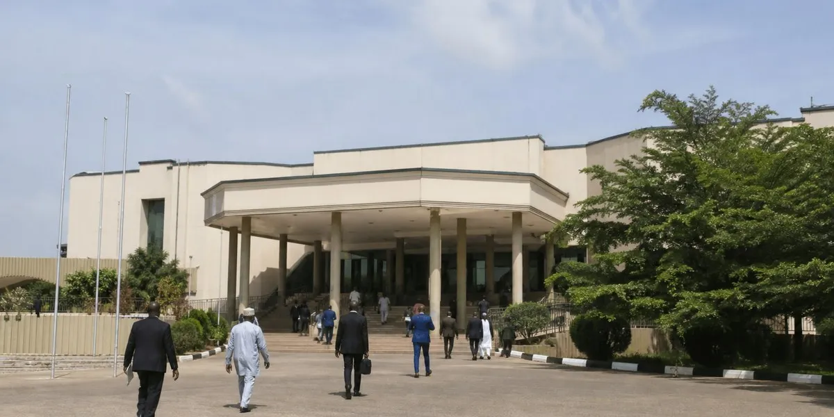 Следователь EFCC: Сирика навязал министерству контракт для друга — Premium Times Nigeria