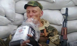 Український гурт Kalush Orchestra виставив на продаж головний приз Євробачення та рожеву панаму