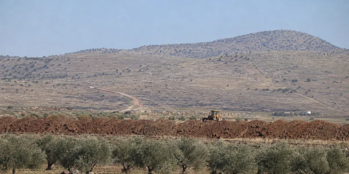 Israel continues construction of military barrier in southern Syria