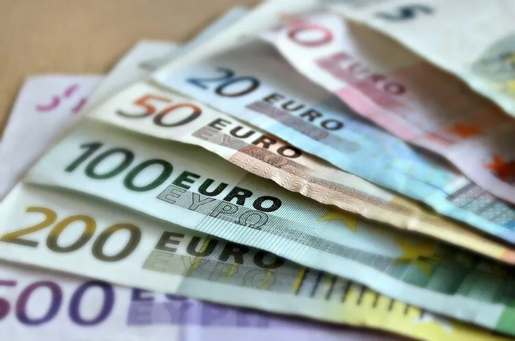 Курс валют на 13 вересня: скільки коштує долар та євро