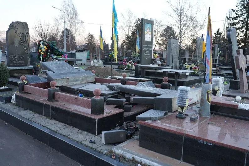 Російський удар у черкасах пошкодив цвинтар і Алею героїв фото