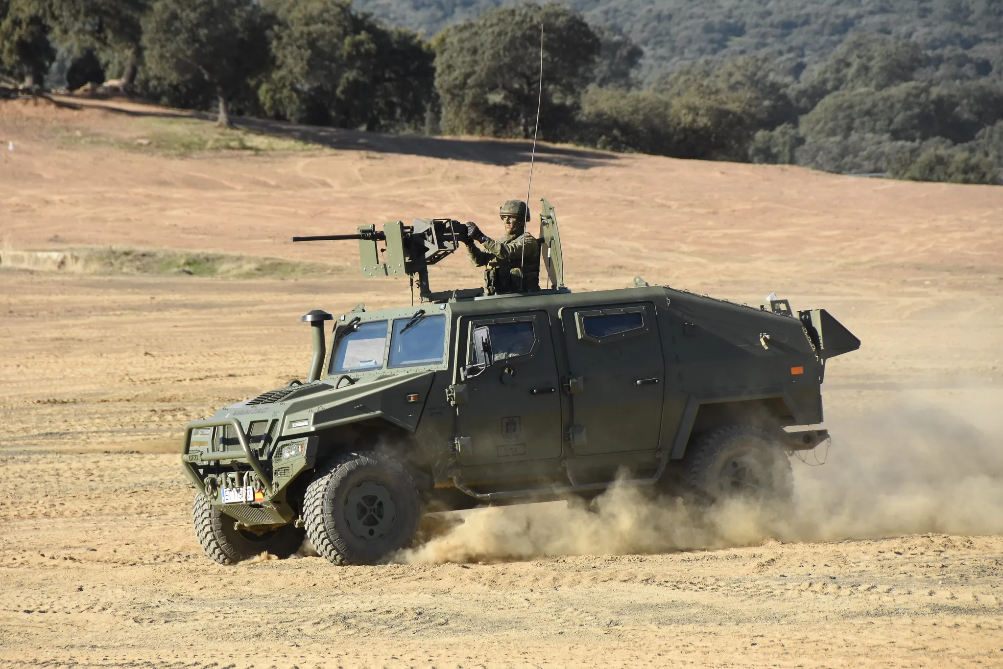 Испанские военные уронили с самолета броневик стоимостью 600 тысяч евро — видео