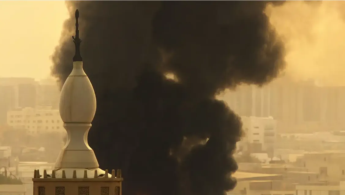 В ОАЕ іранські дрони атакували торговельний центр Шарджу, у хмарочосі спалахнула пожежа