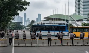 法国总统候选人在首场辩论中交锋