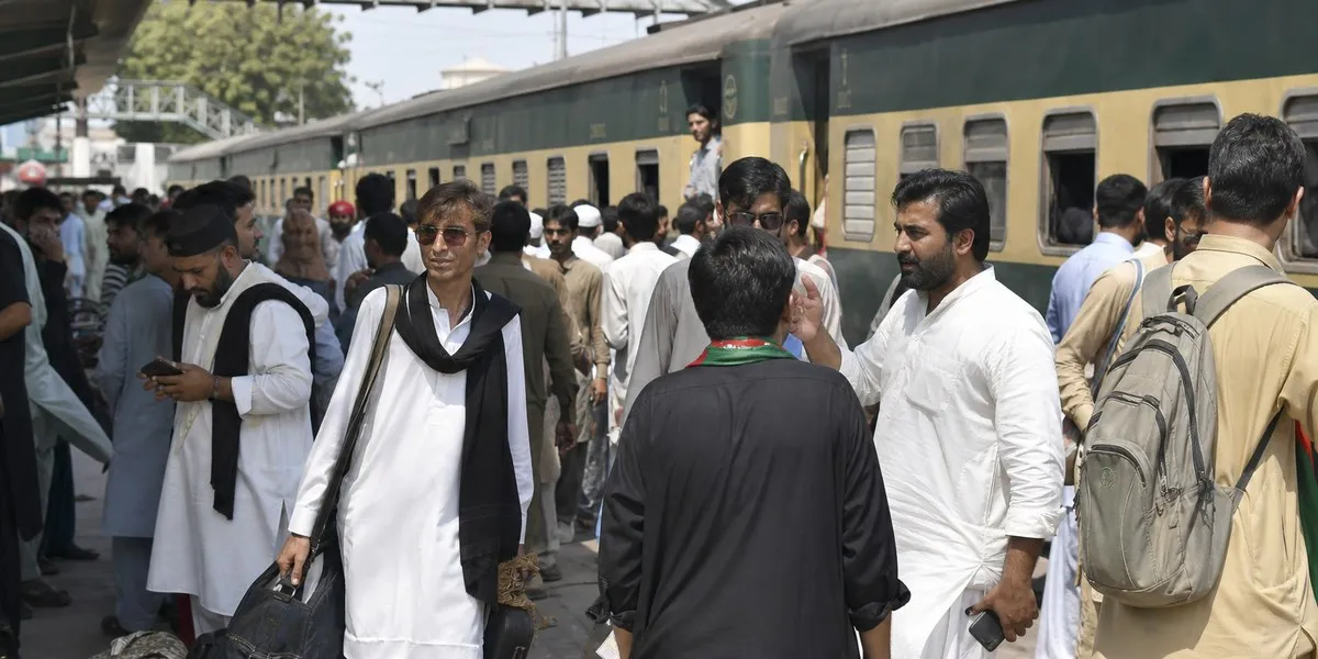 Pakistańska Jamaat-e-Islami rozpoczęła kolejowy marsz na Islamabad — Dawn