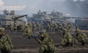 Видео: в Беларуси протесты сопровождаются взрывами и задержаниями