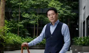 新加坡演员陈建彬因背伤两天几乎无法行动——Channel NewsAsia
