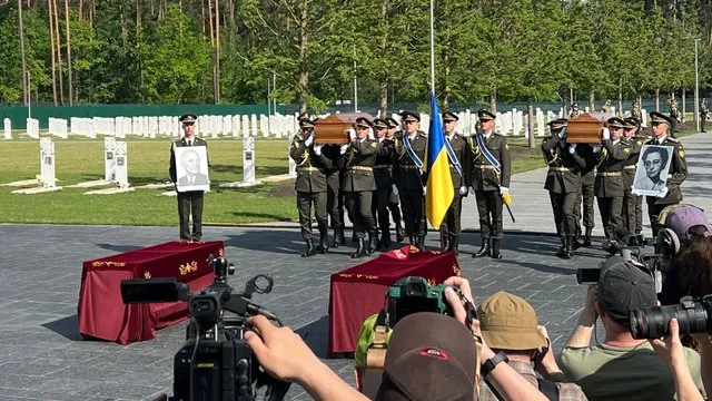 Памятники семьи Мельника возвращают в Украину