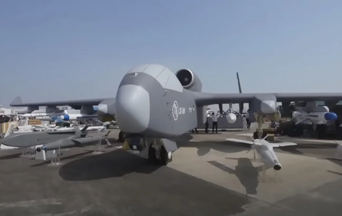 Китай випробував найбільший у світі дрон-авіаносець для запуску роїв безпілотників