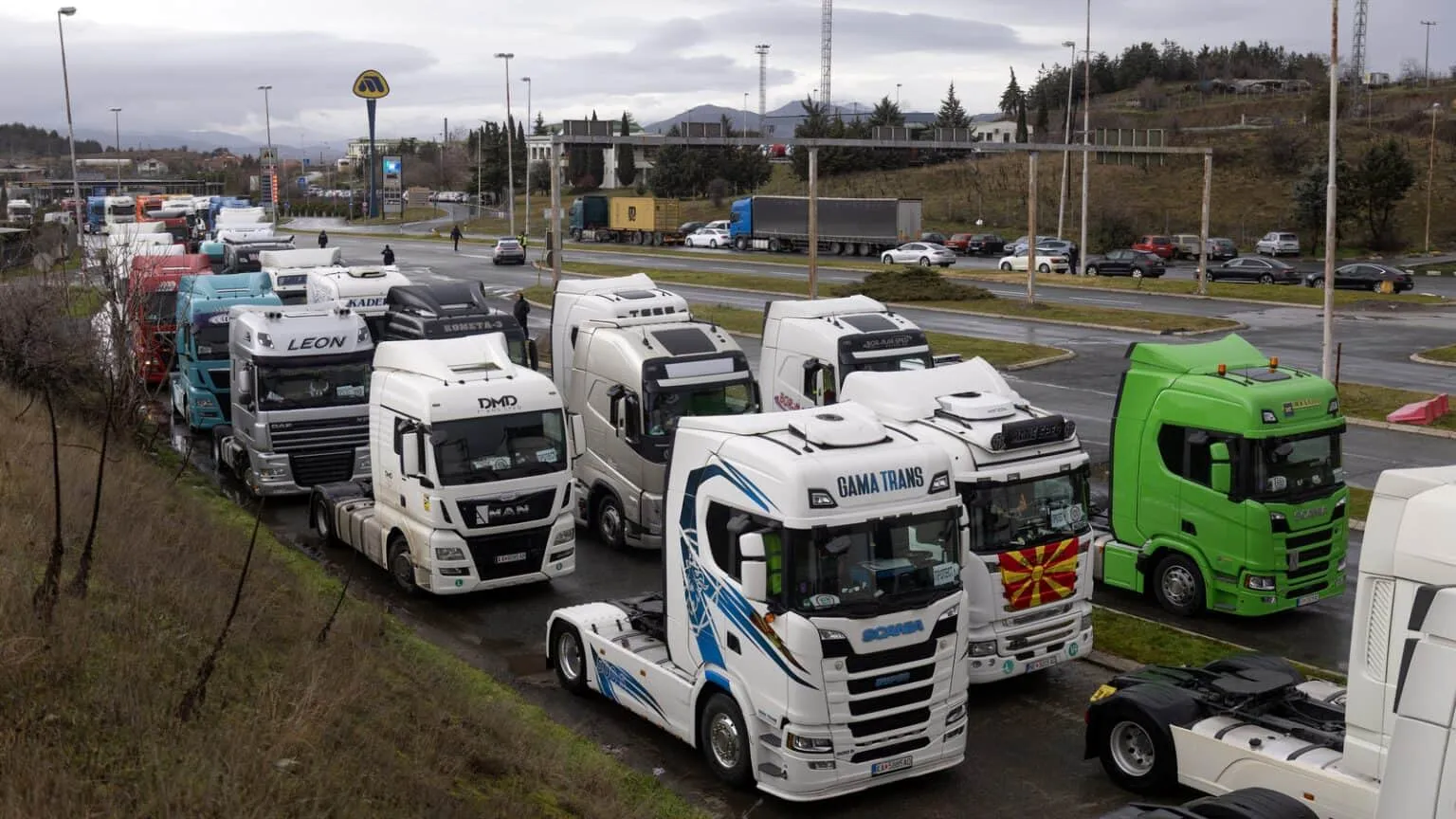 Водії вантажівок на Балканах заблокували кордони через нові правила ЄС
