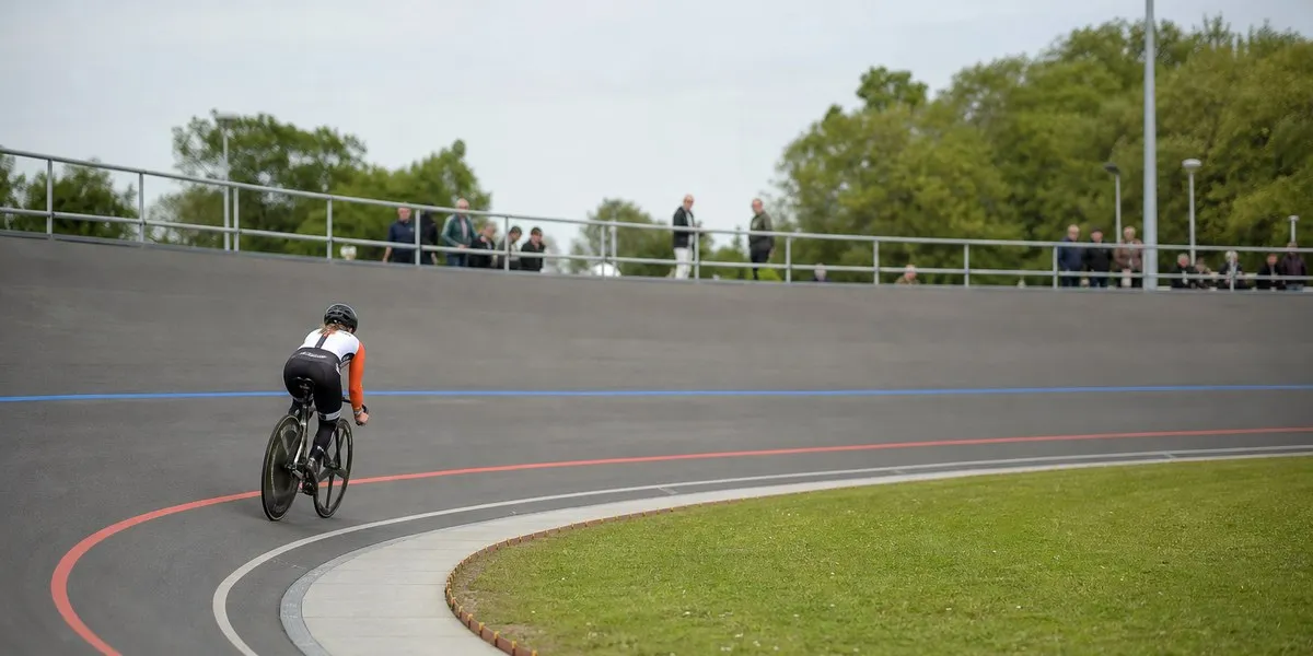 Kadeena cox sets world record and wins w