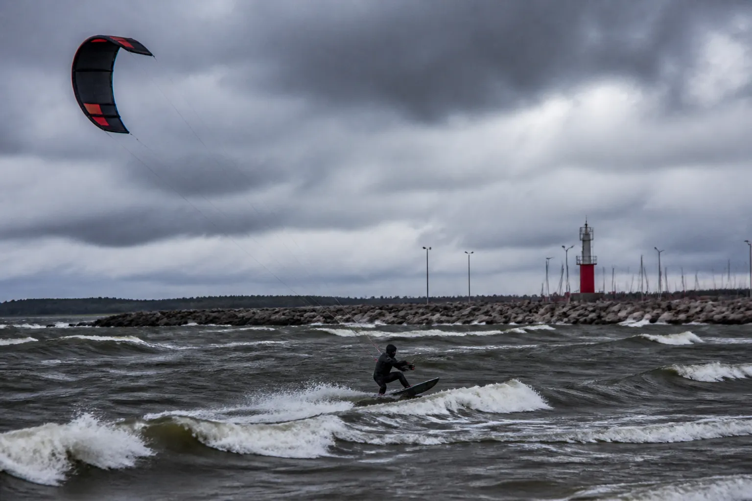 Kitesurferzy w Estonii wyszli na wodę przed nadejściem sztormu