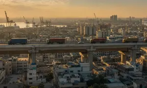 不明弹体击中阿曼附近油轮——Asharq Al-Awsat