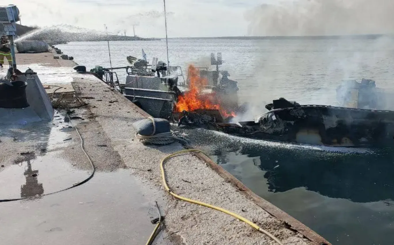 З'явились нові кадри ураження російського десантного катера у Криму