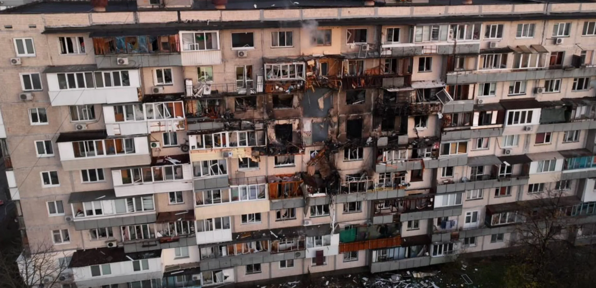 Фото, відео: спецкори UA.News побачили наслідки прильоту в Деснянському районі Києва