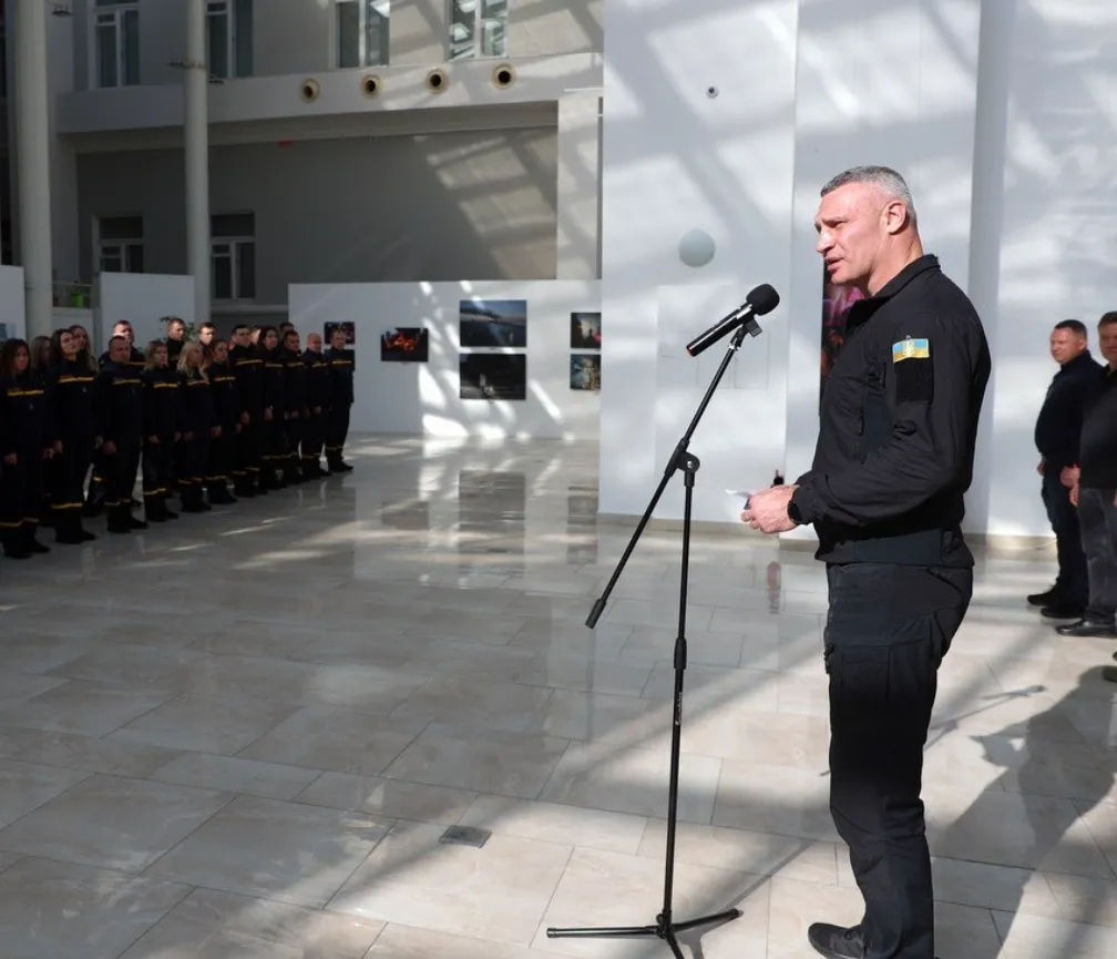 Фото: Кличко привітав рятувальників та відзначив їх внесок у ліквідацію наслідків атак