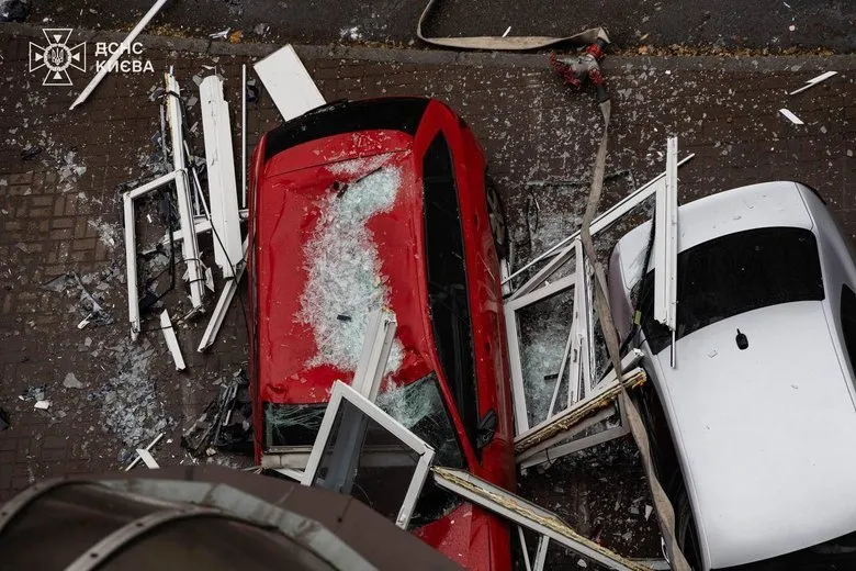 У Києві вибух у житловому будинку спричинив пожежу через зарядну станцію