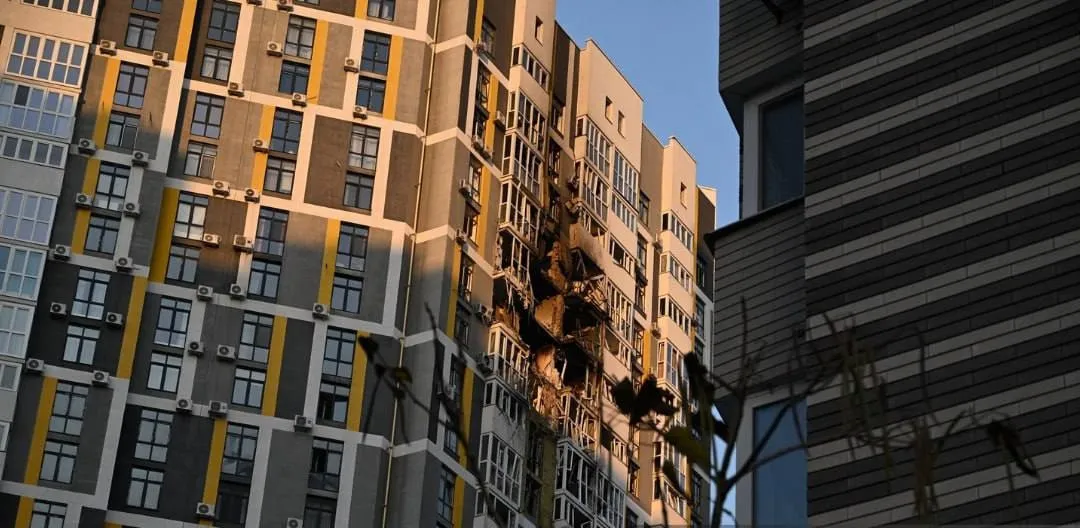 З'явилися кадри із середини київського будинку, який постраждав під час нічного обстрілу росіян