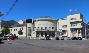 Том Круз встановив новий рекорд Гіннеса, стрибнувши з палаючим парашутом 16 разів