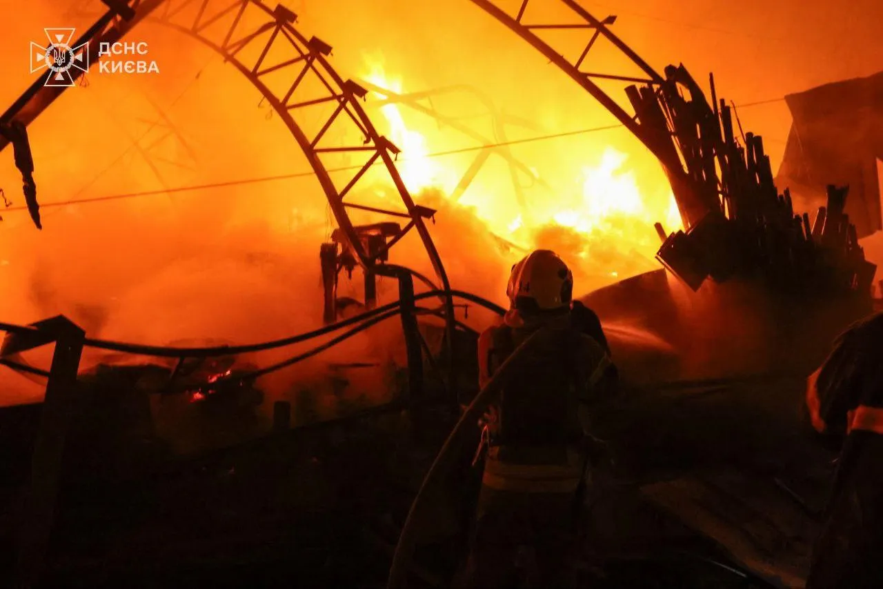 Фото: 23 жовтня під удар рф у Києві потрапили бізнес-центр і висотки, пошкоджено дитсадок Фото: 23 жовтня під удар рф у Києві потрапили бізнес-центр і висотки, пошкоджено дитсадок