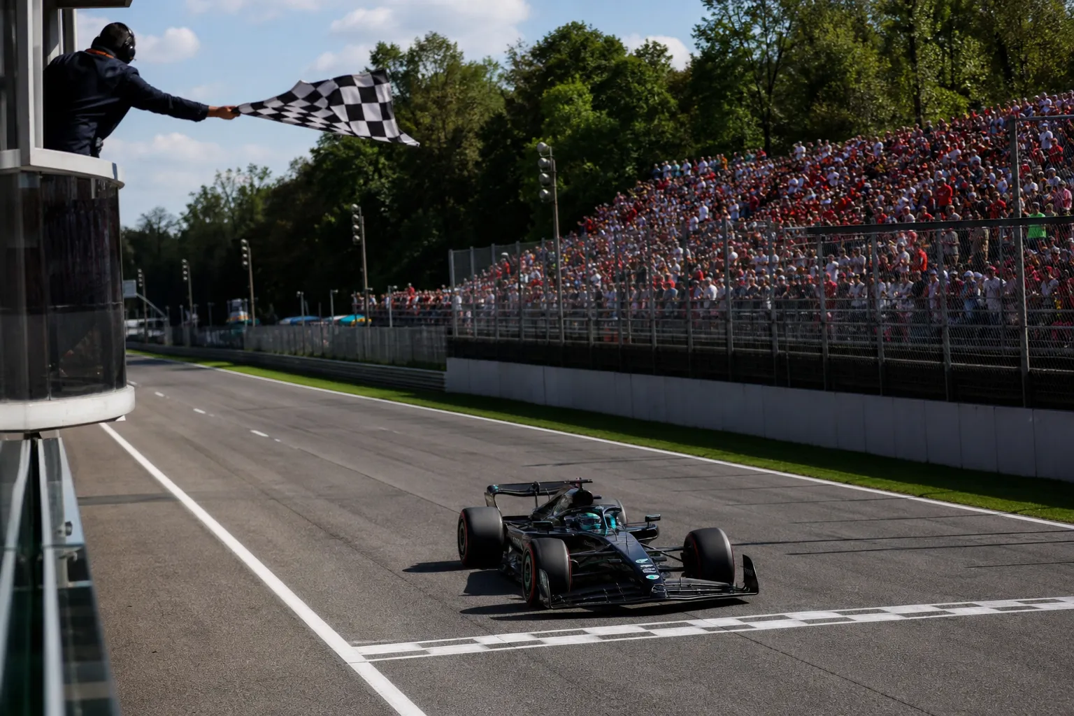 基米·安东内利从第19位起步赢得F1意大利大奖赛