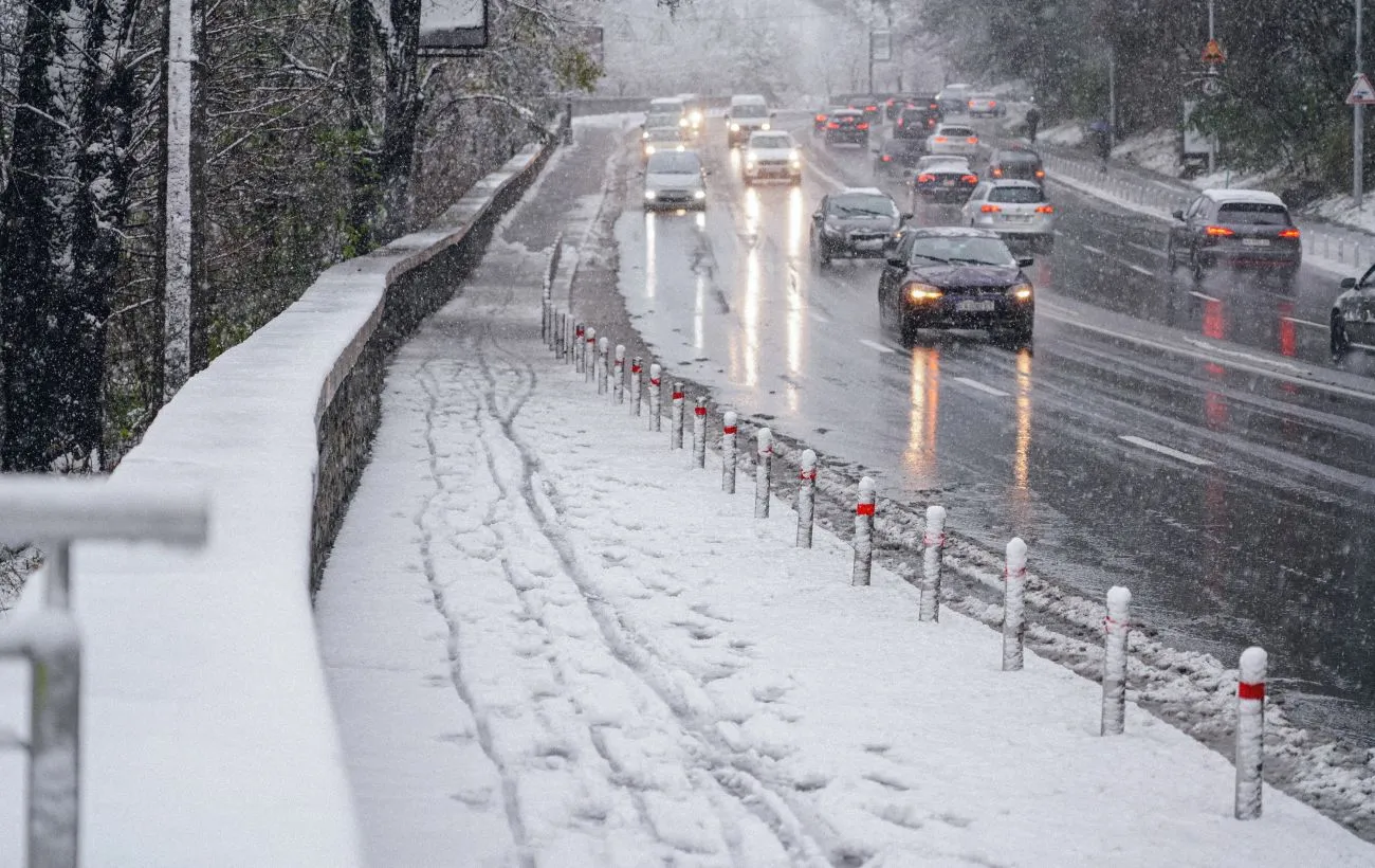В Україні складна ситуація через снігопади та ожеледицю, де найскладніше