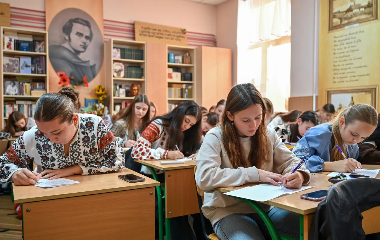 Кабмін змінив правила навчання у школах під час тривалих повітряних тривог