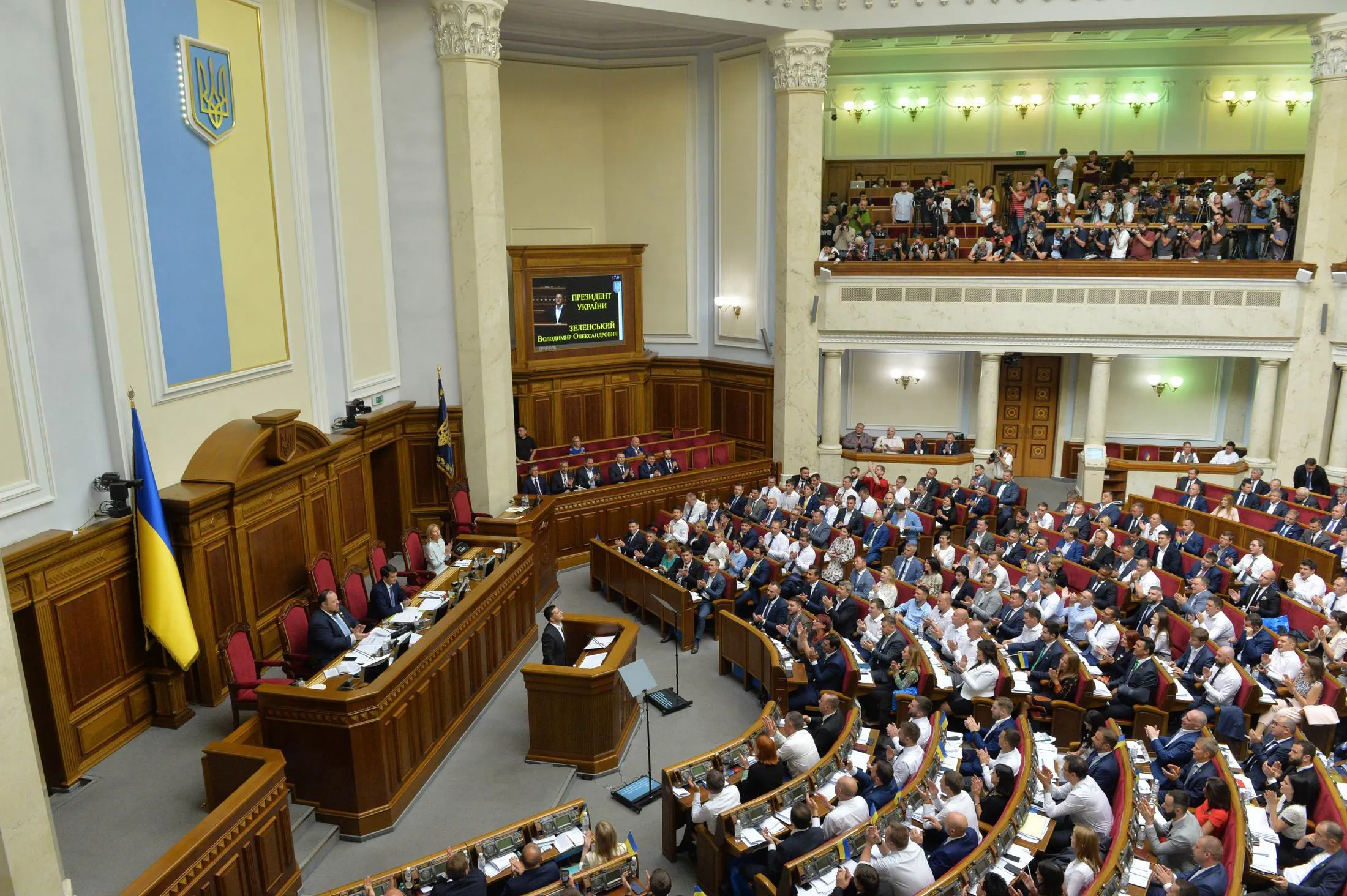 Рада достроково припинила повноваження двох депутатів від Слуги народу