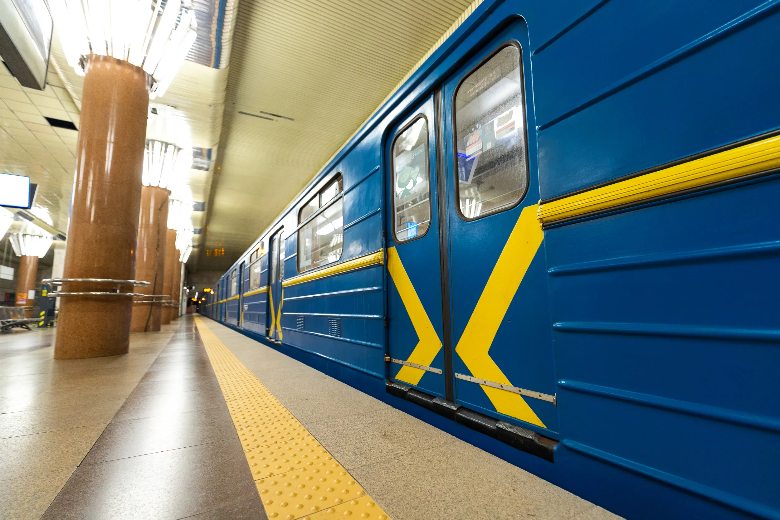 У Києві людина впала на колії метро, рух поїздів змінили У Києві людина впала на колії метро, рух поїздів змінили