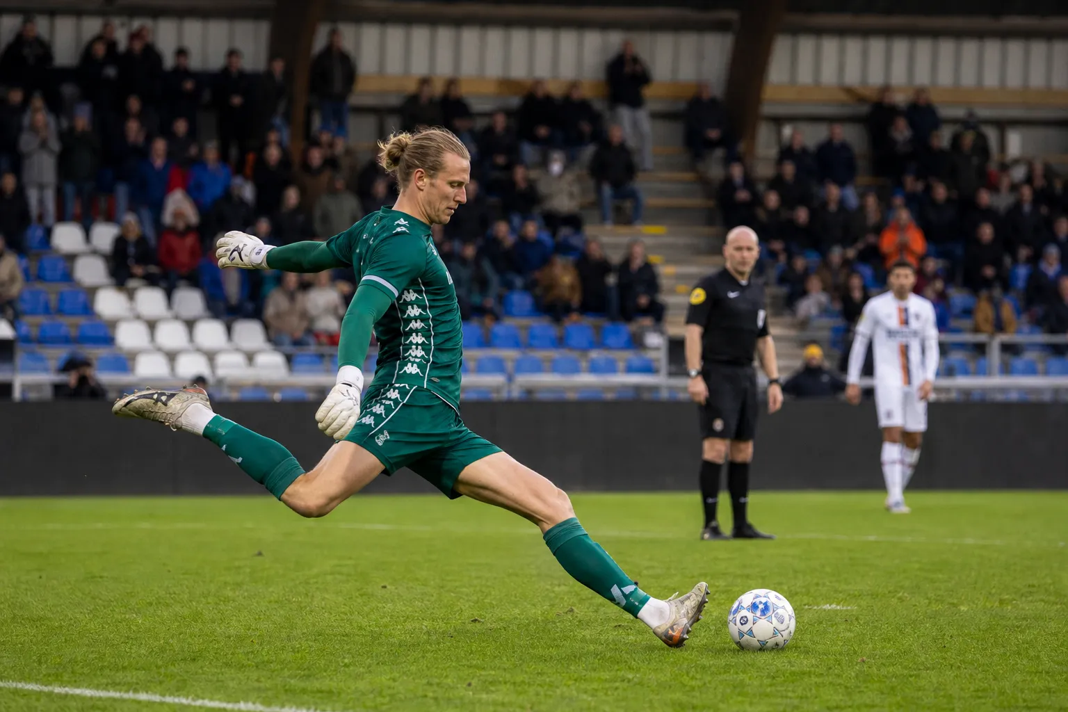 W Holandii Koeman junior strzelił dwa gole z karnych w meczu Eredivisie