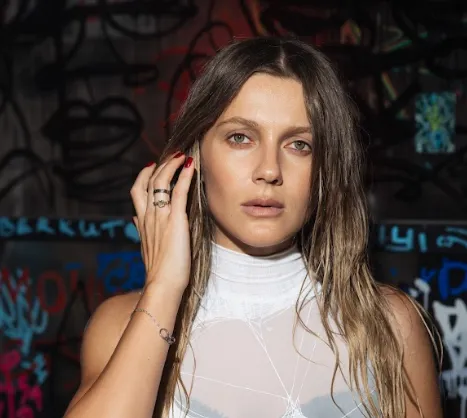 Інтимність в метафорах: прем’єра пісні «Кофеїн» від KOLA Інтимність в метафорах: прем’єра пісні «Кофеїн» від KOLA