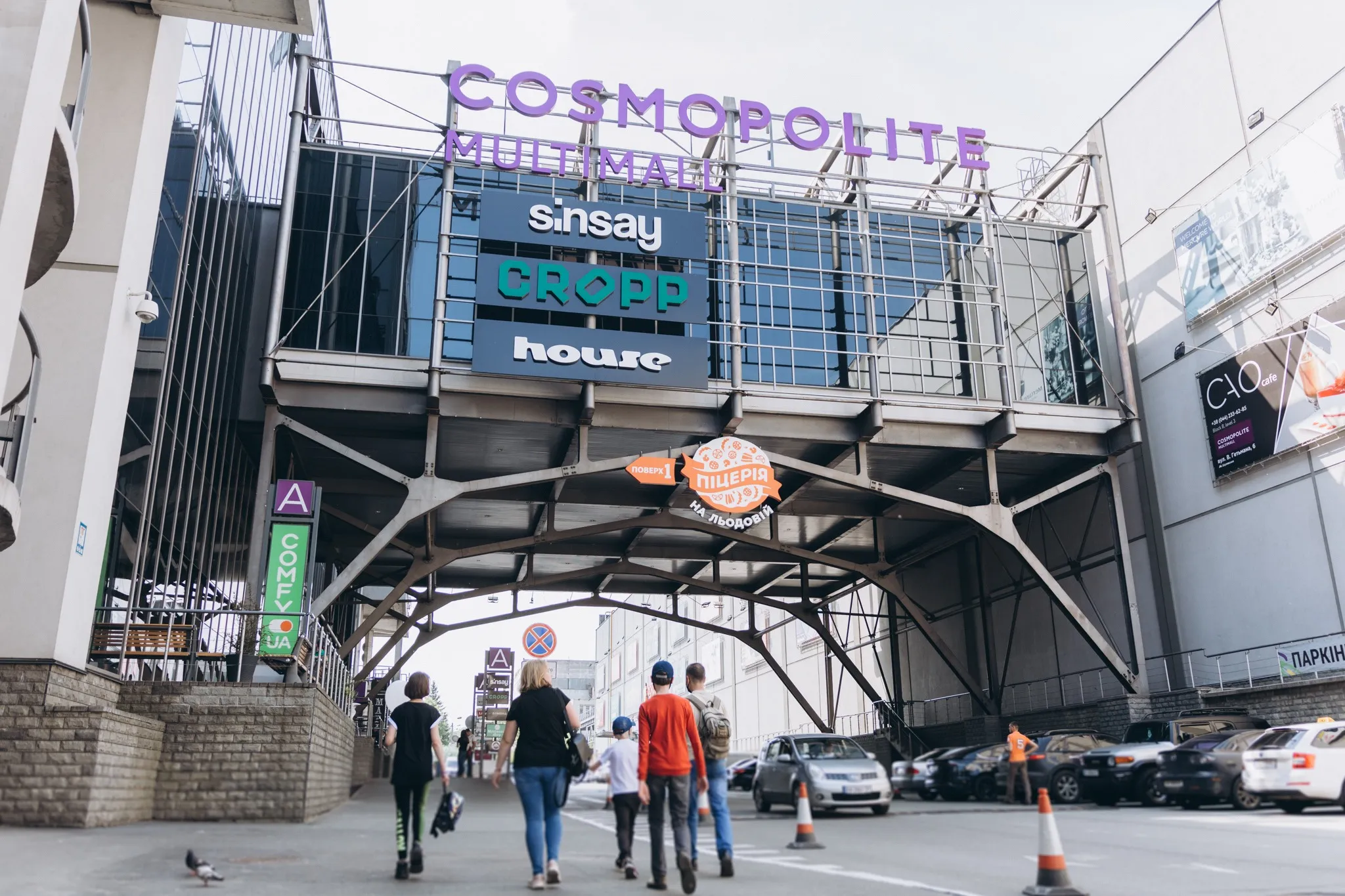 The Cosmo Multimall shopping center in Kyiv has partially resumed operations following a Russian attack