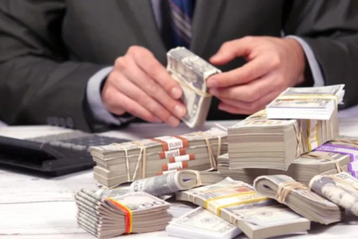 Прокуратура розслідує виведення 2 мільярдів гривень через «роялті» аптечної мережі Червоненка