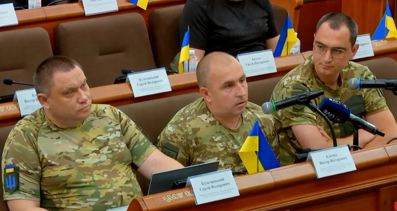 Офіцери 155-ї ОМБр на засіданні ТСК