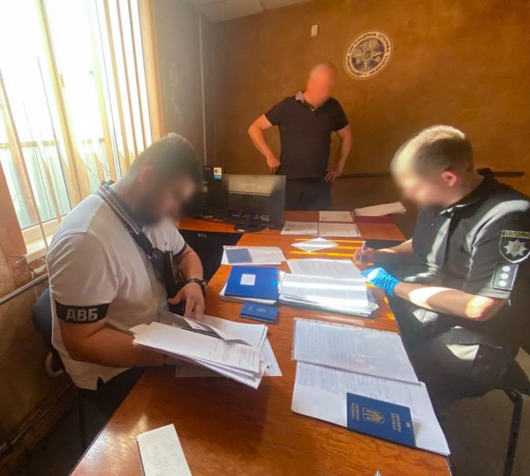 Конфлікт інтересів і мільйон у колишньої дружини: що перевіряють детективи щодо начальника Тячівської ДМС Дмитра Сойми