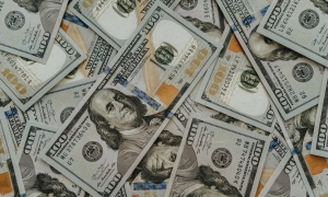 НБУ підняв курс долара, експерти очікують подальшого здорожчання