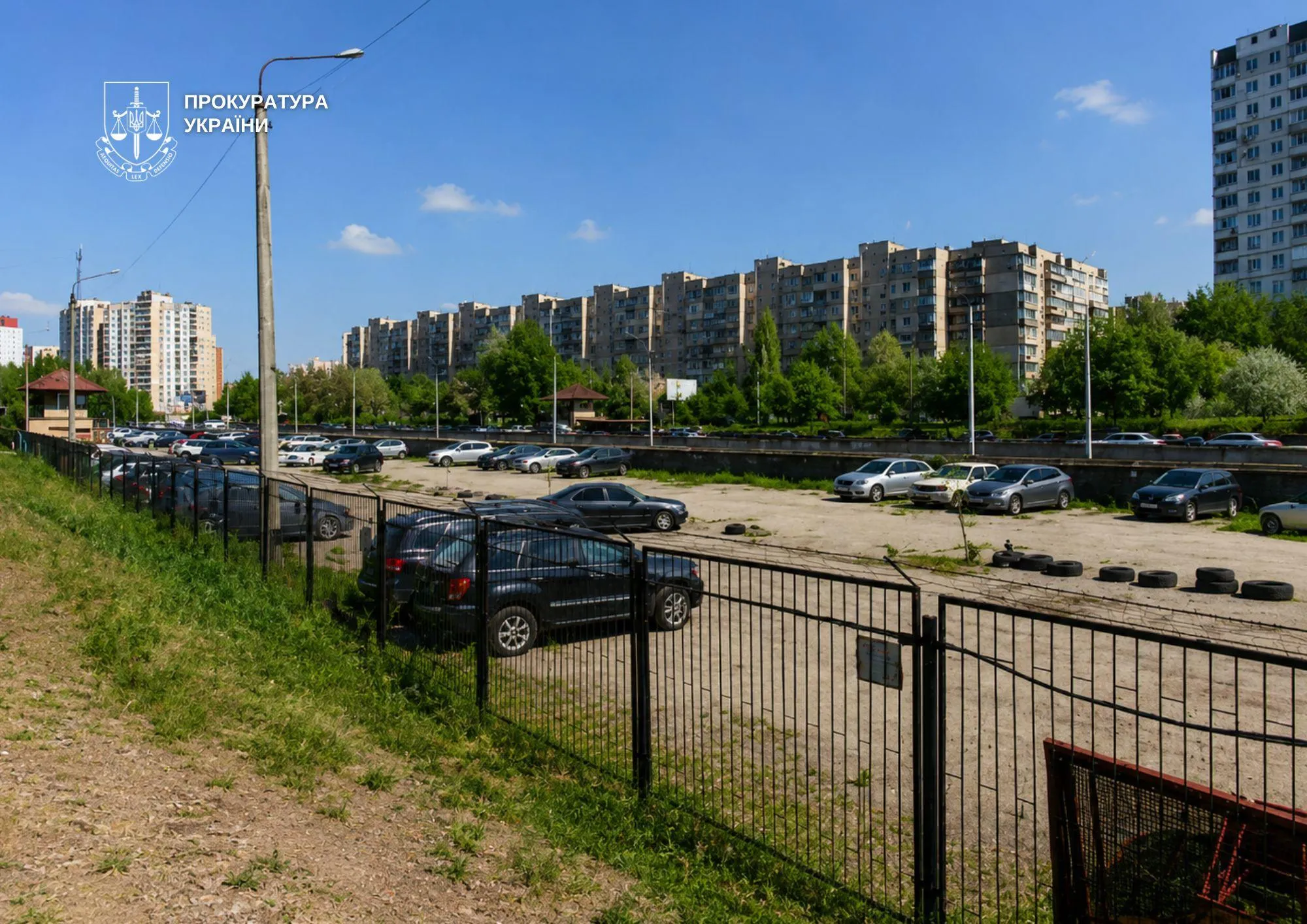 У Києві суд постановив прибрати велику автостоянку на Троєщині