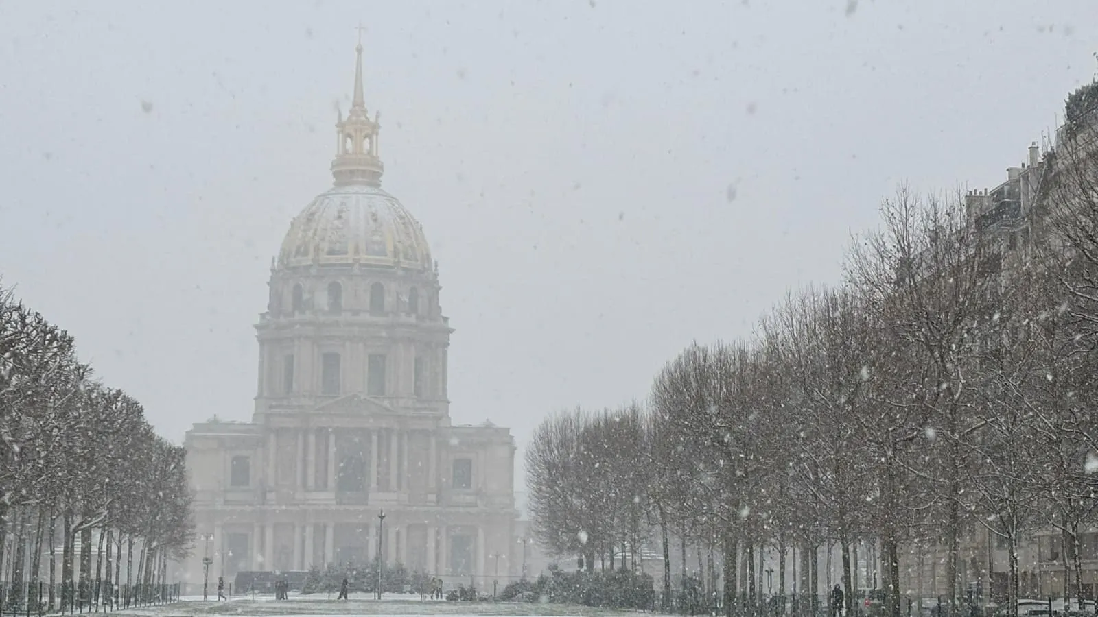Снігопад у Парижі призвів до скасування рейсів у головних французьких аеропортах