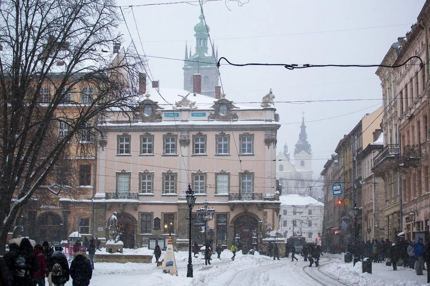 Фото: у Львові випав перший сніг, у місті працюють комунальники