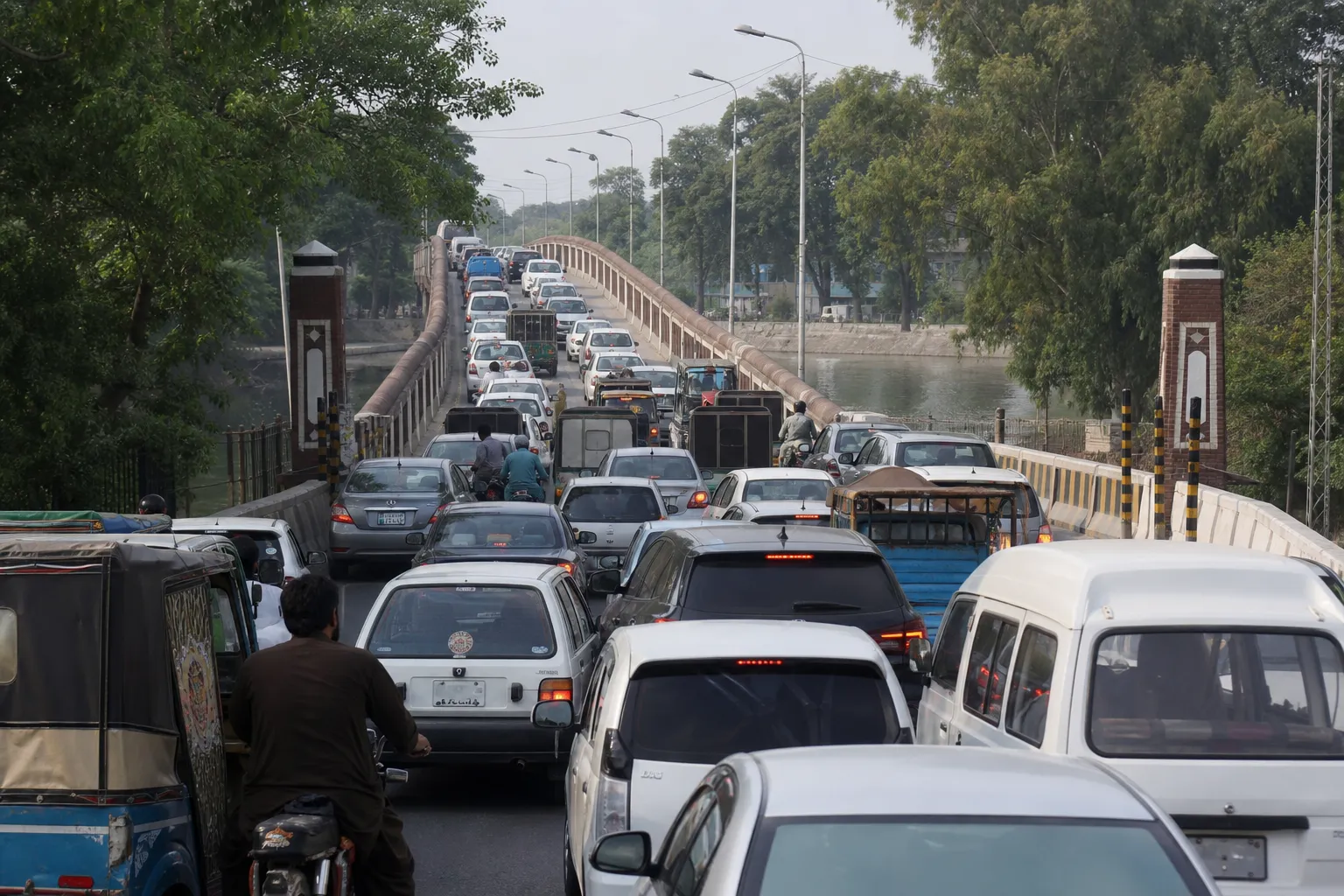 Жителі Лахора в Пакистані скаржаться на затори на Canal Road біля Харбанспури