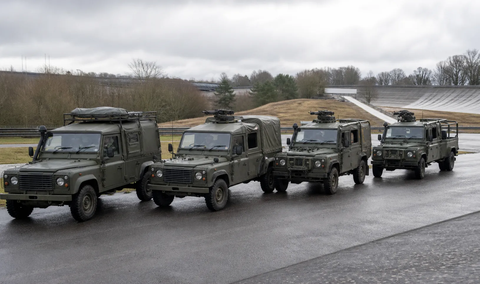 Land Rover zaprezentuje w Wielkiej Brytanii cztery wojskowe Defender Wolf Series II