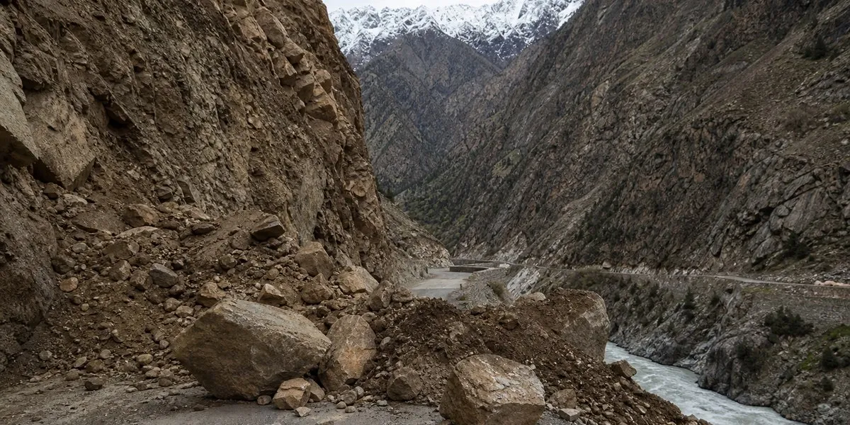 Osuwisko w Pakistanie zablokowało drogę Baltistan — The Express Tribune