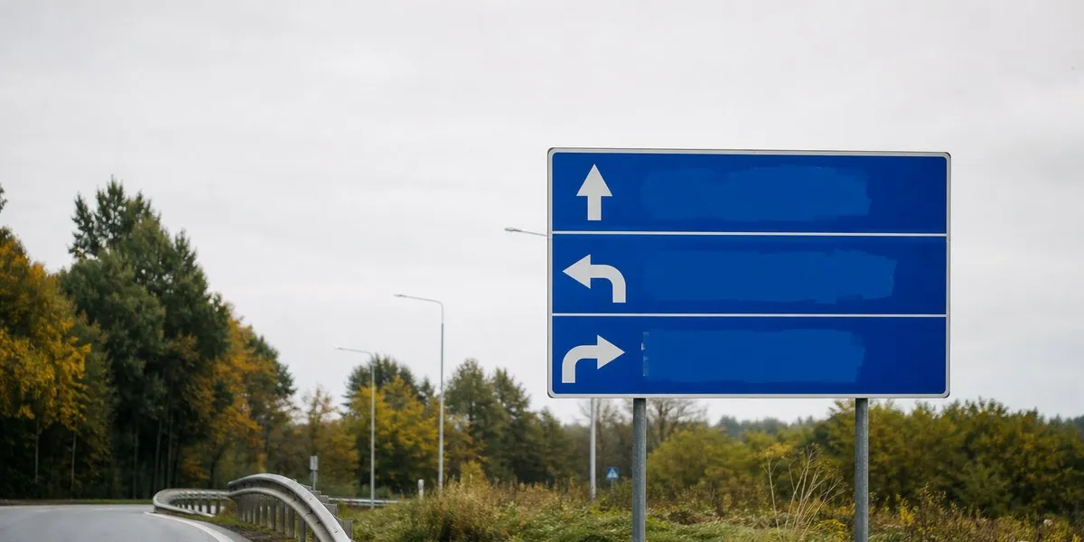 Na Łotwie zamalowano nazwy rosyjskich miast na znakach drogowych — LSM English