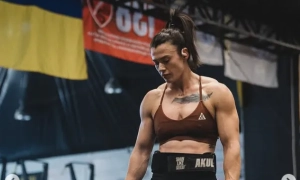 Українська кросфітерка Діана Пінчук відмовилась потиснути руку російській суперниці після перемоги