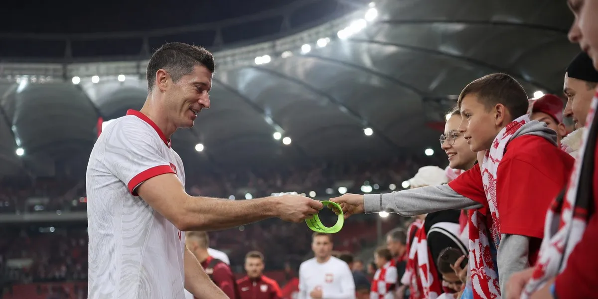 Napastnik Lewandowski oddał opaskę kapitana młodemu kibicowi — Interia Sport