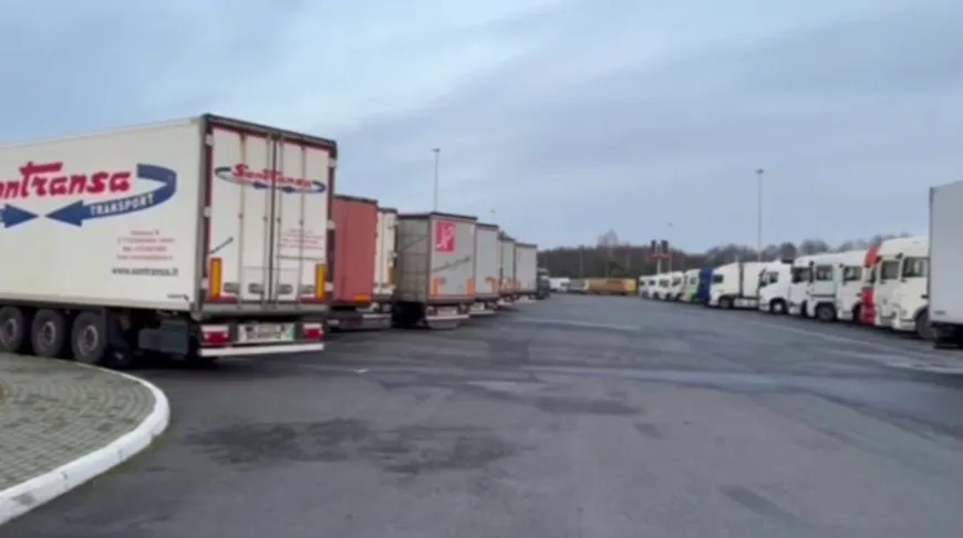 Білорусь перевезла литовські вантажівки на спеціальні стоянки