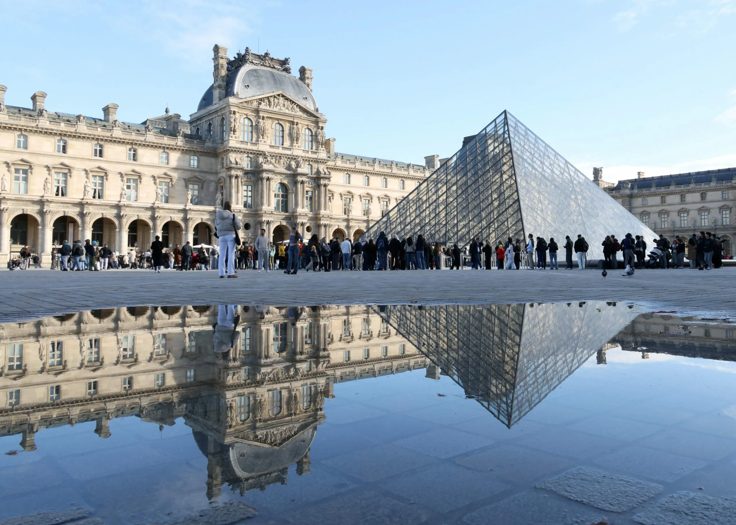 Підозрювані у пограбуванні Лувру визнали свою провину, але частково Підозрювані у пограбуванні Лувру визнали свою провину, але частково